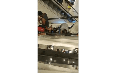 Criança de 4 anos fica com mão e braço presos em escada rolante de loja