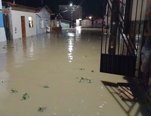 Fortes chuvas afetam mais de 430 mil pessoas na Bahia