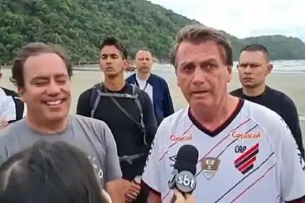 De férias, Bolsonaro passeia na praia e aglomera em SC: “Espero não ter que voltar antes”