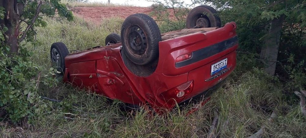 Duas crianças e uma mulher morrem após carro capotar em rodovia na Bahia