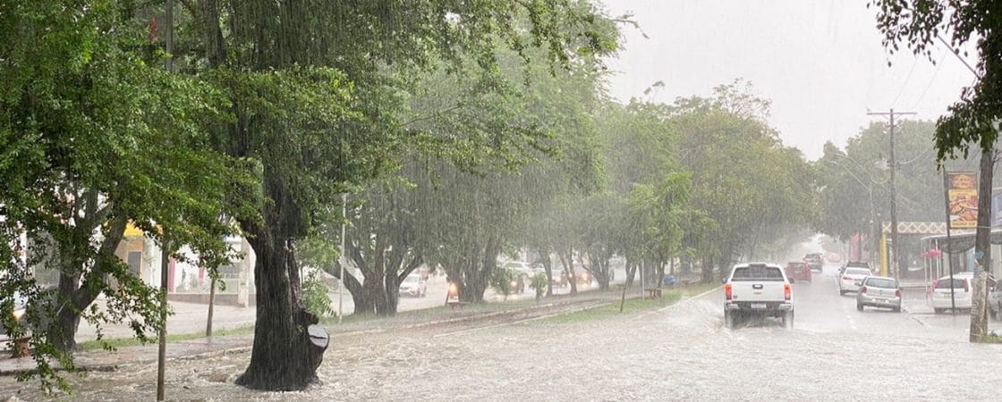 Feira de Santana decreta situação de emergência após chuva invadir casas e alagar ruas