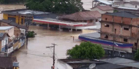 Fortes chuvas deixam bairros inundados e cerca de mil pessoas desabrigadas  no interior da Bahia