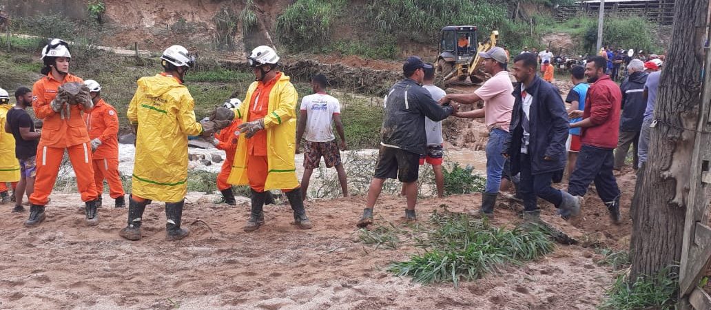 Fotos: Força-tarefa atua pelo quarto dia no resgate das vítimas da chuva no sul baiano