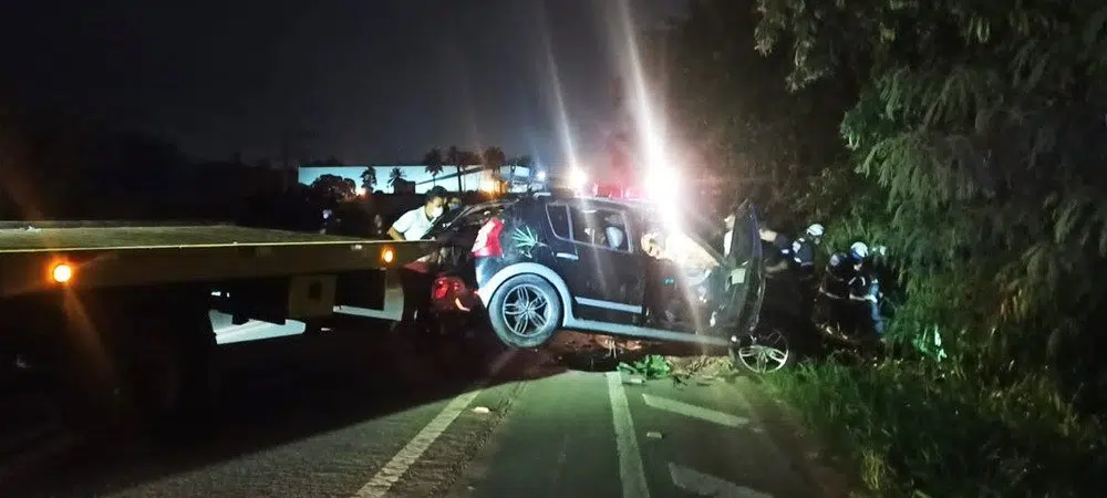 Homem e mulher morrem após carro cair em ribanceira na Bahia