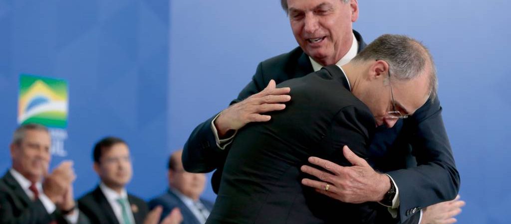 Indicado de Bolsonaro, pastor toma posse como novo ministro do STF nesta quinta