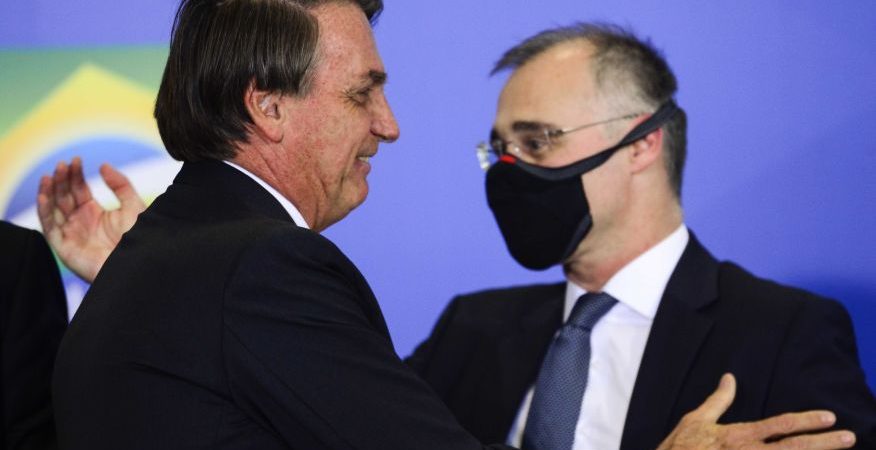 Para posse de André Mendonça, Bolsonaro terá que se vacinar ou fazer exame PCR