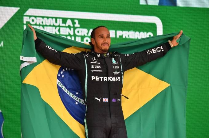 Lewis Hamilton deve se aposentar em 2022, diz ex-chefão da Fórmula 1