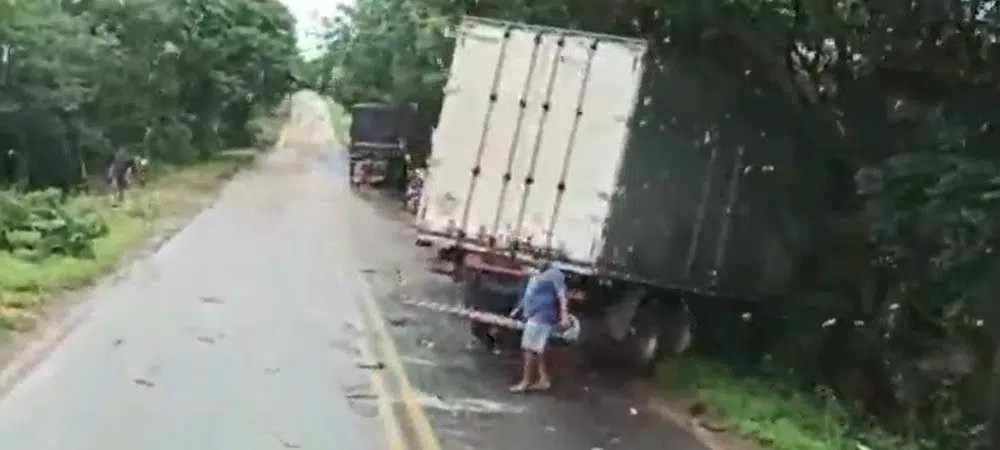 Motorista quebra perna em acidente entre duas carretas e um caminhão baú