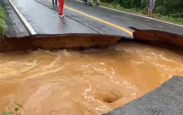 Cratera se abre em rodovia devido a chuvas na Bahia