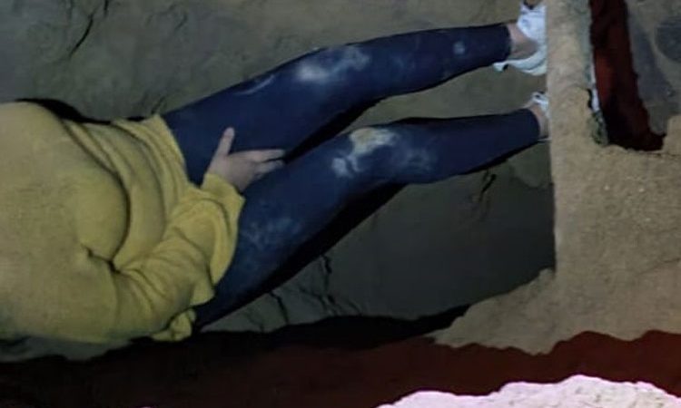 Parte de calçada desaba e mulher cai em buraco de cerca de 3 metros