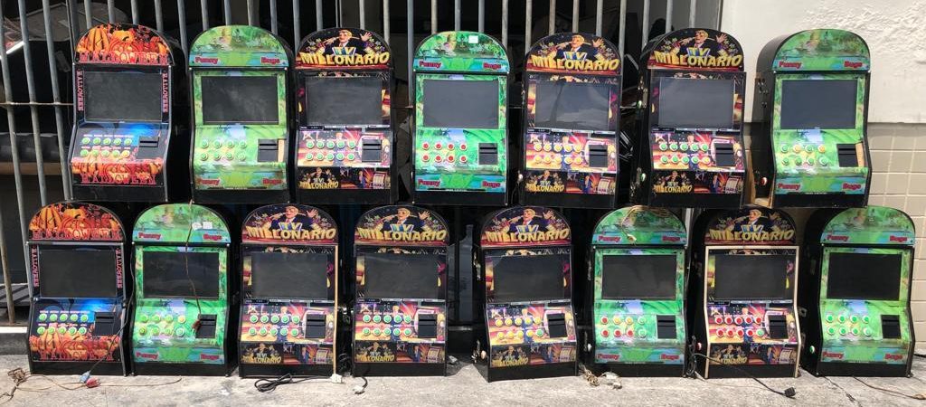 Polícia apreende 15 máquinas caça-níqueis em casa de apostas e jogos ilegais em Feira de Santana