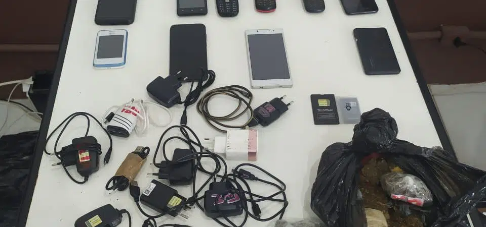 Polícia impede entrada de 16 celulares em presídio de Salvador