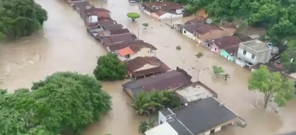 Rui Costa se compromete a reconstruir casas destruídas pela chuva mesmo sem recurso federal