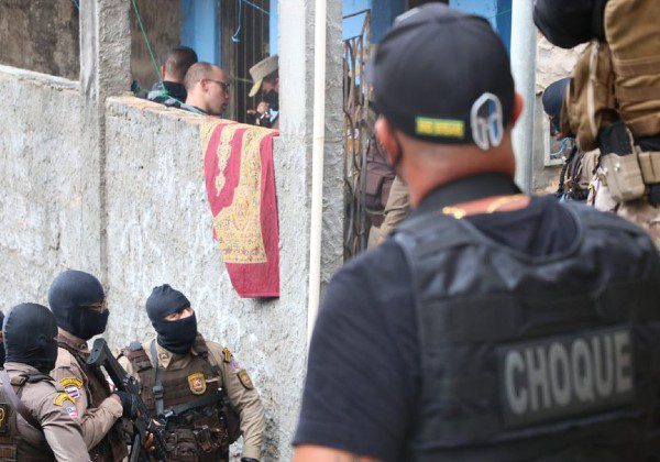 Suspeito invade casa e faz mulher refém em Salvador