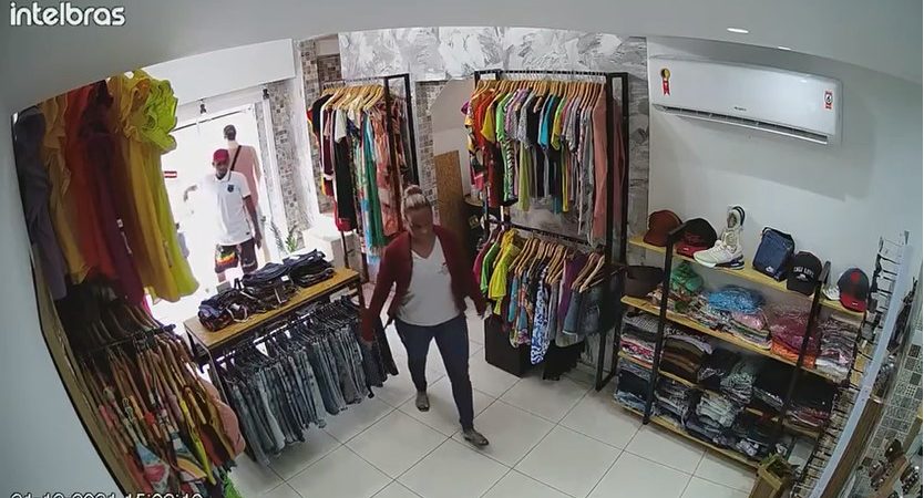 Três homens assaltam loja de roupa em frente a creche em Camaçari; veja vídeo
