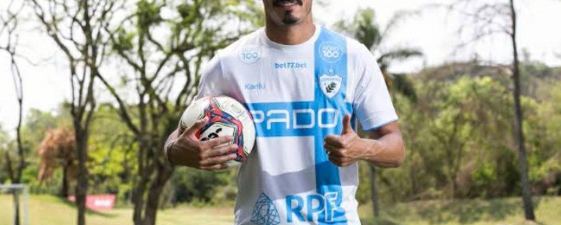 Vitória acerta contratação do atacante Roberto