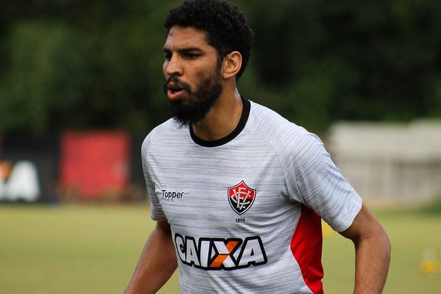 Wallace define permanência  no Vitória nesta segunda-feira (13)