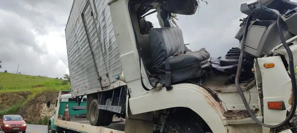 Acidente deixa homem morto e caminhão sem teto em rodovia estadual