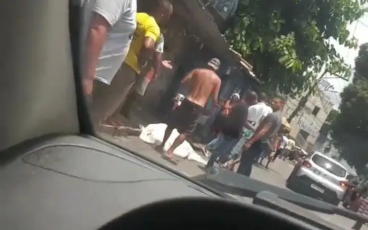 VÍDEO: Criminosos disparam mais de 30 tiros e executam homem no meio da rua em Salvador