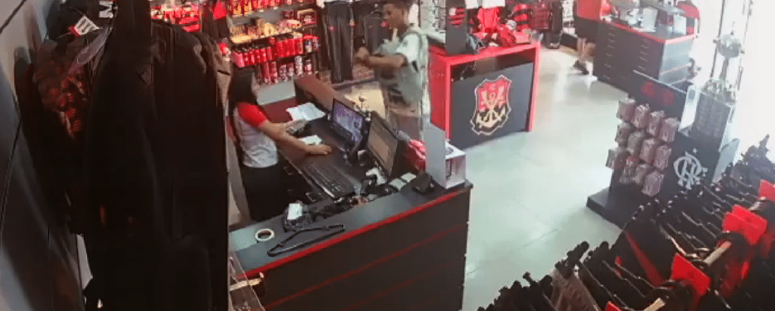 VÍDEO: Funcionária de loja do Flamengo desmaia de susto ao ter arma apontada para ela em assalto