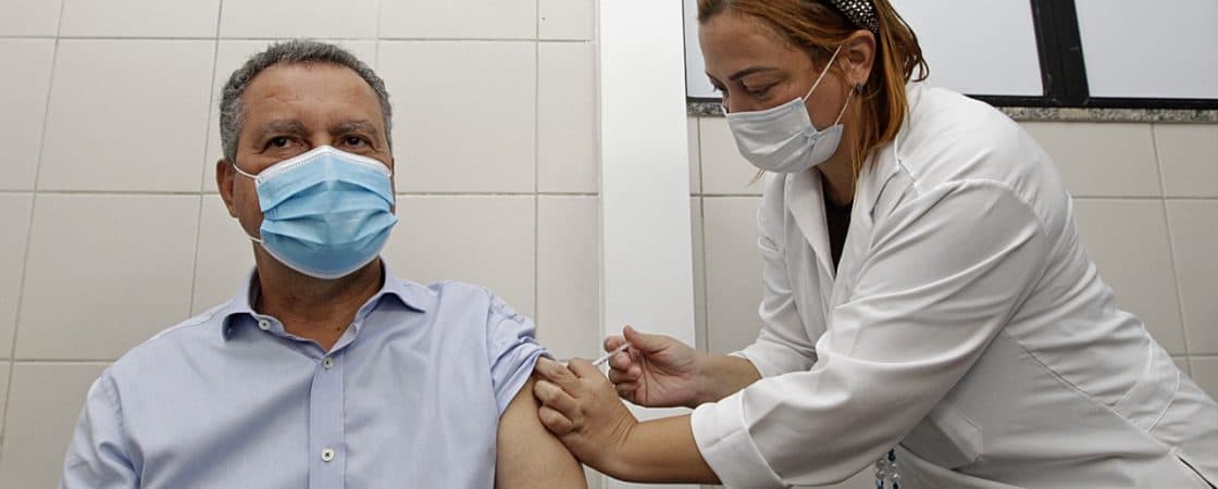 Governador Rui Costa toma terceira dose da vacina contra a Covid-19