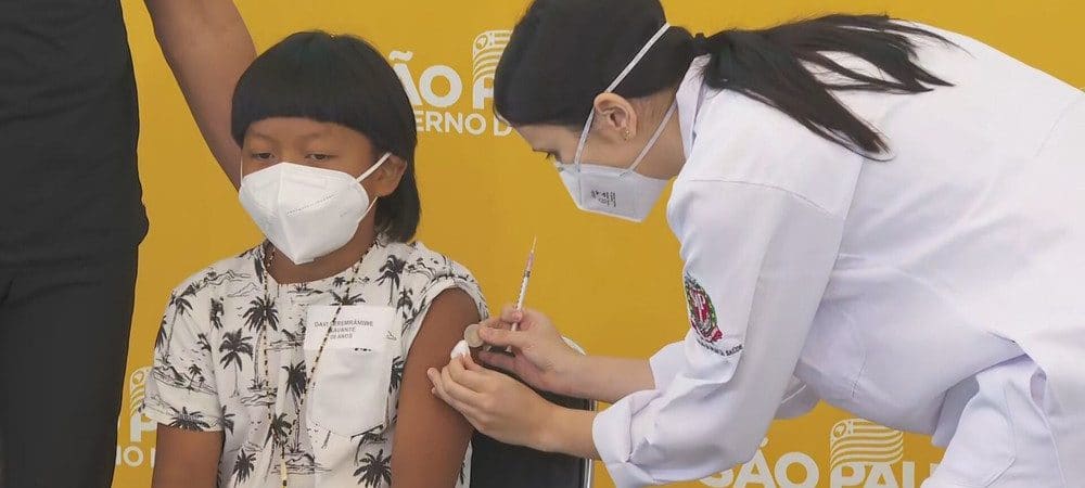 Indígena de 8 anos é a primeira criança a receber dose de vacina infantil contra Covid-19