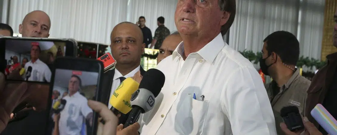 Jair Bolsonaro tem melhora clínica, diz boletim médico