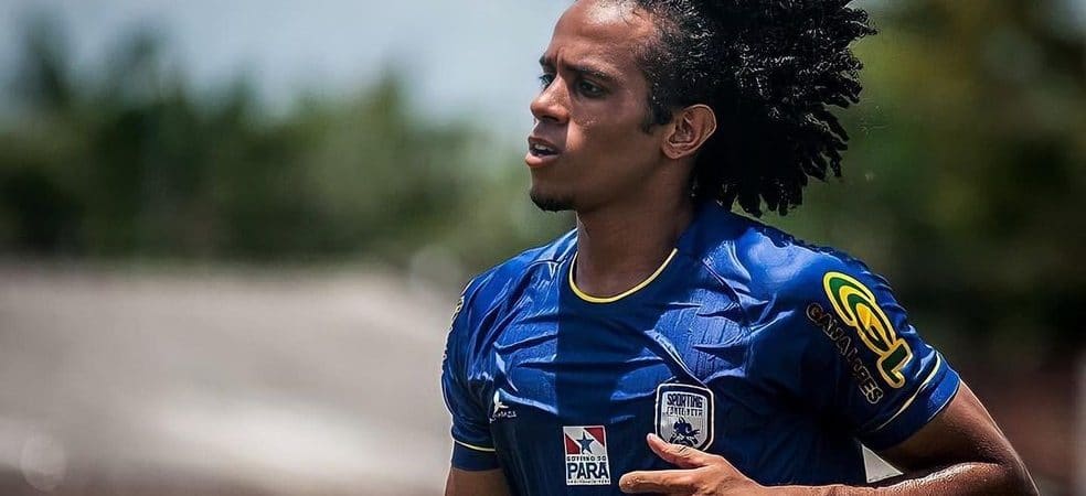 Jogador de futebol baiano denuncia insultos racistas nas redes sociais