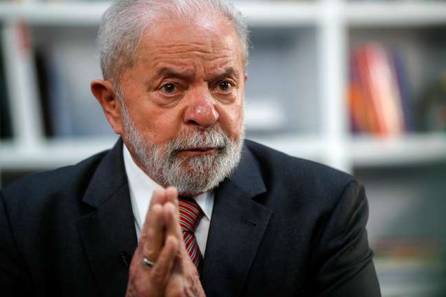 Lula tem 45% das intenções de voto e venceria eleição no 1º turno