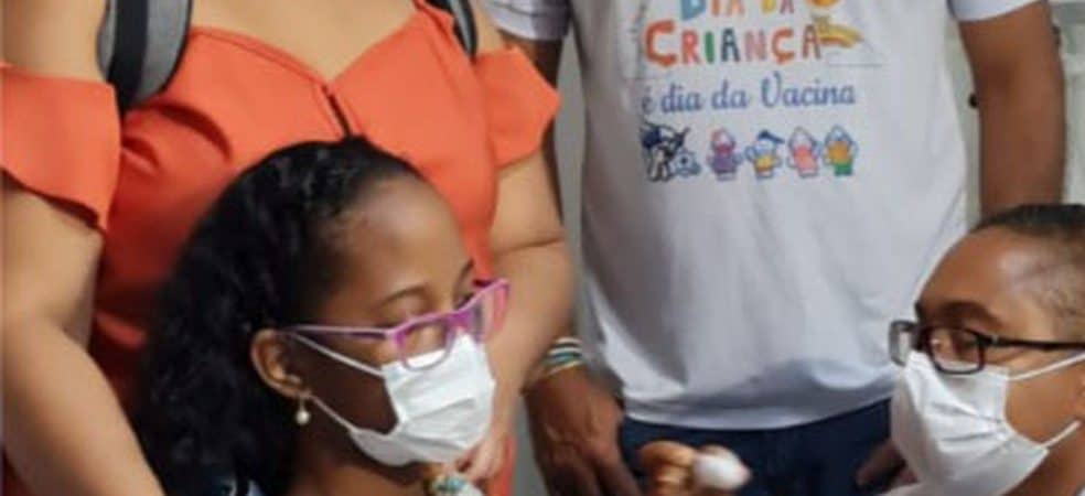 Menina de 10 anos é a primeira criança a ser vacinada contra a Covid-19 em Salvador