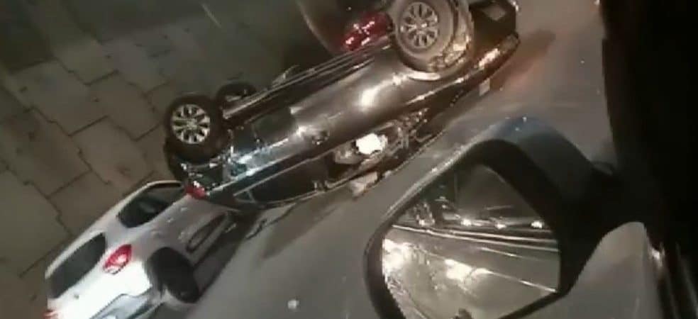 Motorista fica ferido após capotar carro em Lauro de Freitas