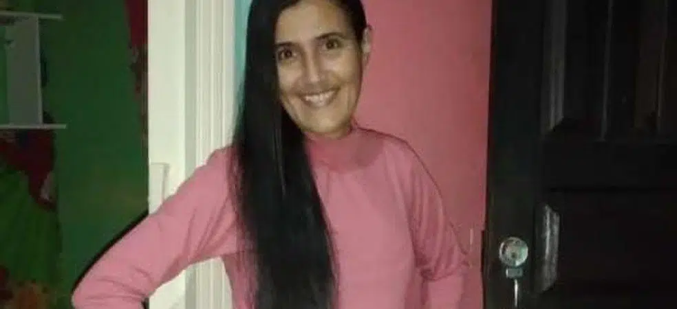 Mulher morre após ser atingida por bala perdida dentro da própria casa em Ilhéus