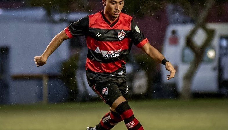 Partindo para novo clube, Caíque Souza se despede do Vitória: “Cheio de sonhos e planos”