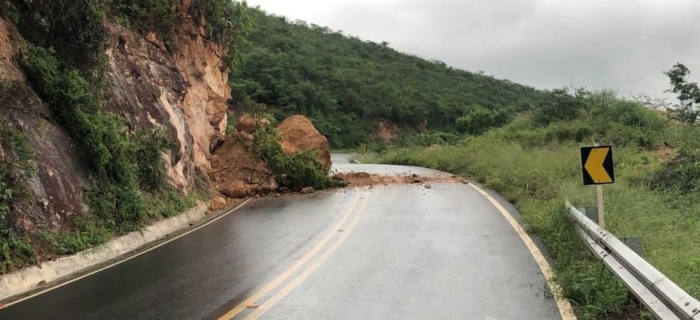 Perigo: Rocha despenca de paredão e cai em rodovia na Chapada Diamantina