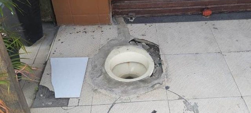 Prefeitura interdita bar que instalou vaso sanitário na calçada