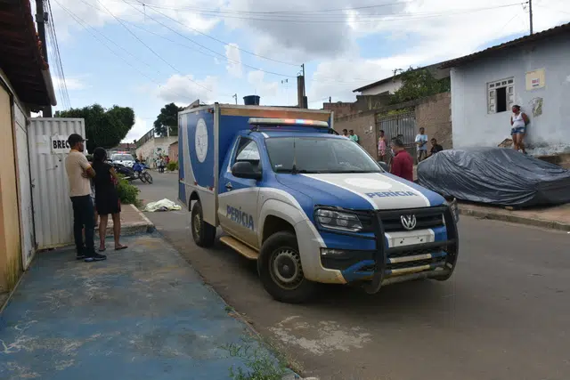 Adolescente de 17 anos é morto a tiros; autores do crime fogem