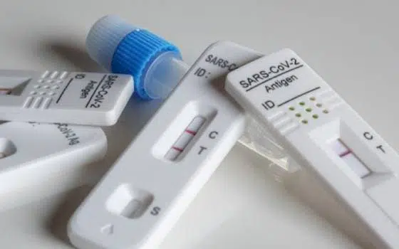 Anvisa autoriza o primeiro autoteste de Covid-19 que faz uso da saliva