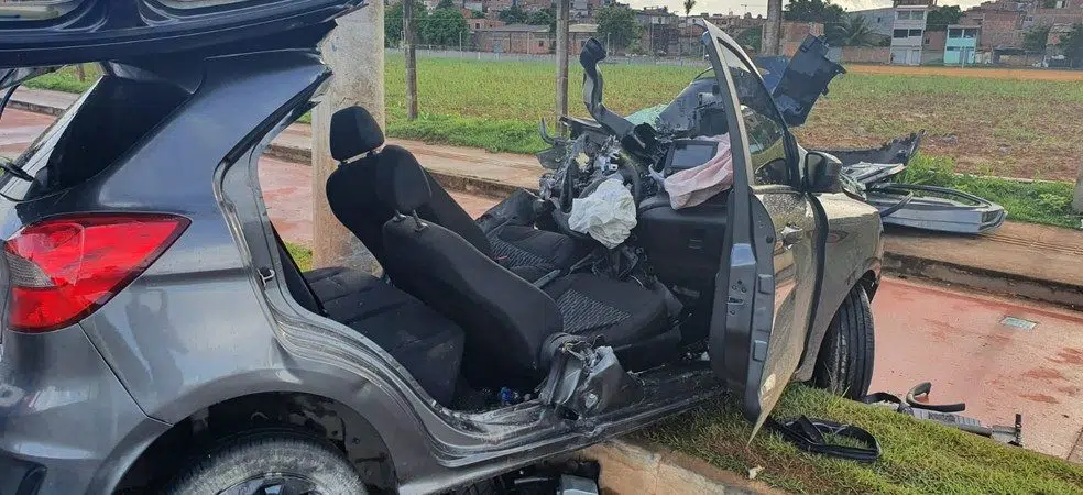 Carro fica destruído e motorista ferido após colidir com poste em Salvador