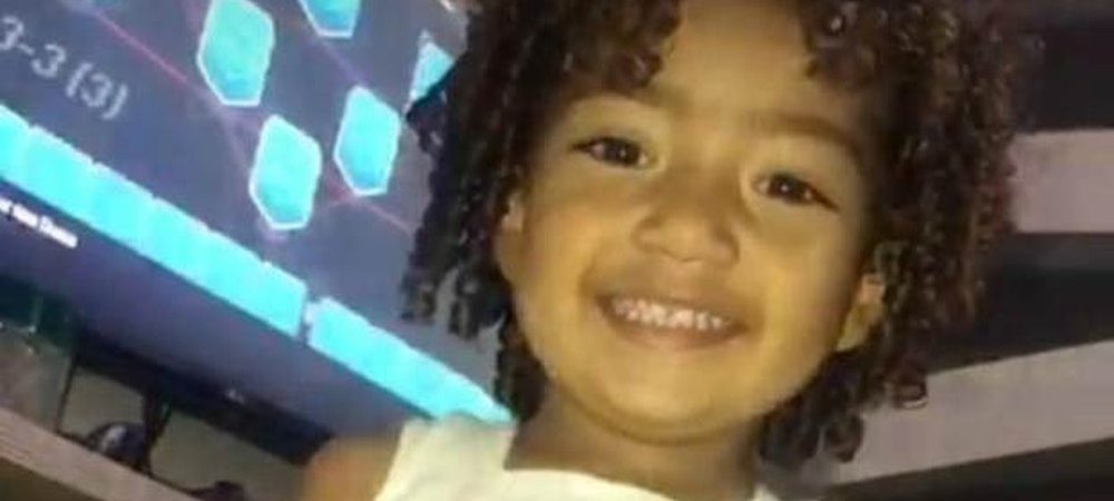 Criança de 2 anos morre após levar tiro na testa quando voltava do supermercado com a mãe