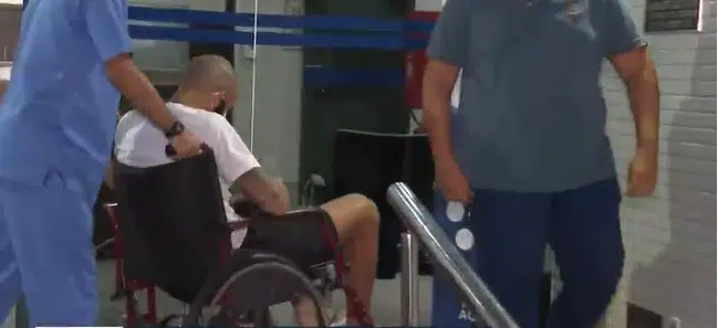 Goleiro Danilo Fernandes deixa hospital com 20 pontos no corpo e por pouco não perdeu a visão