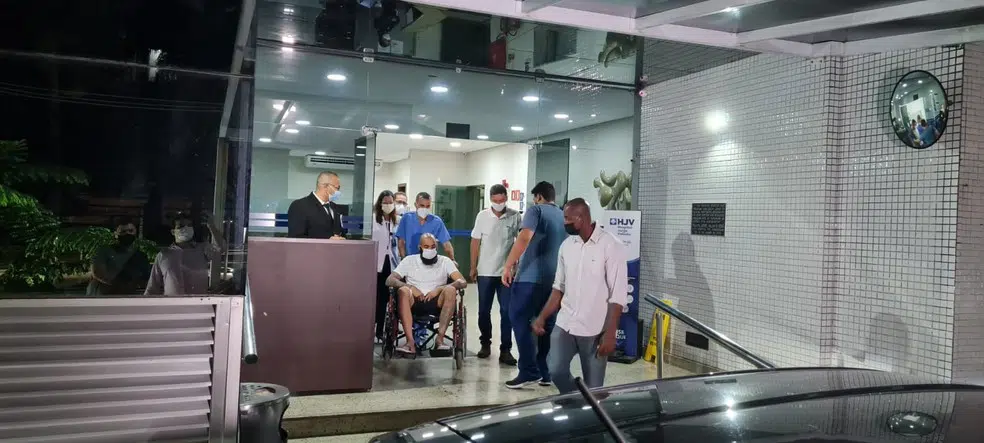 Goleiro do Bahia recebe alta e deixa hospital em Salvador