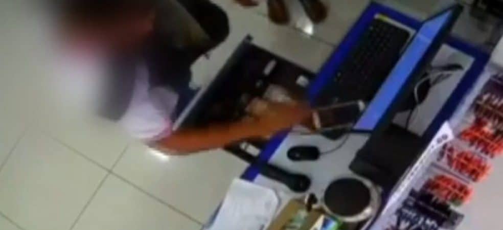 Homem com facão e fardamento escolar assalta farmácias na Região Metropolitana