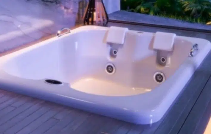 Homem quer processar hotel após esposa engravidar ‘sozinha’ em banheira