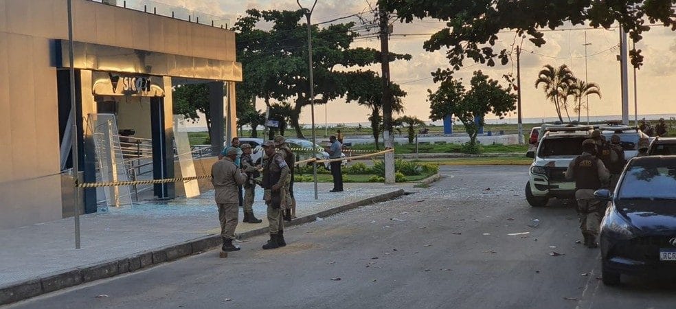 Homens armados explodem agência bancária em Ilhéus