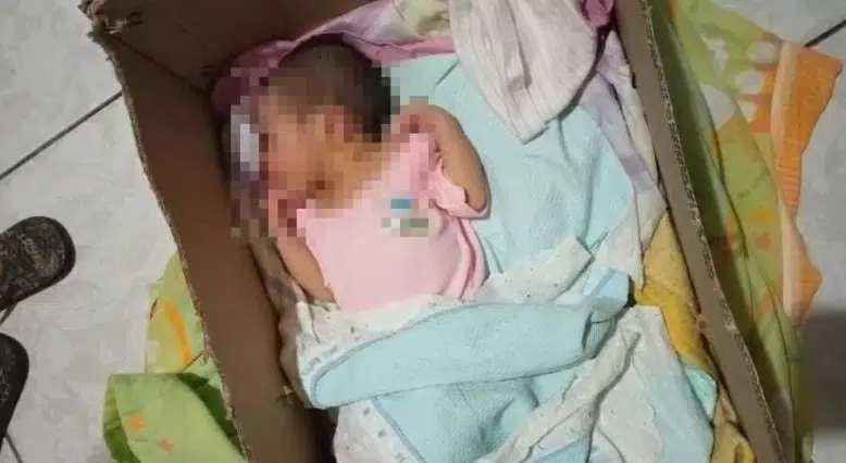 Mecânico ouve choro e resgata bebê abandonado em lixeira