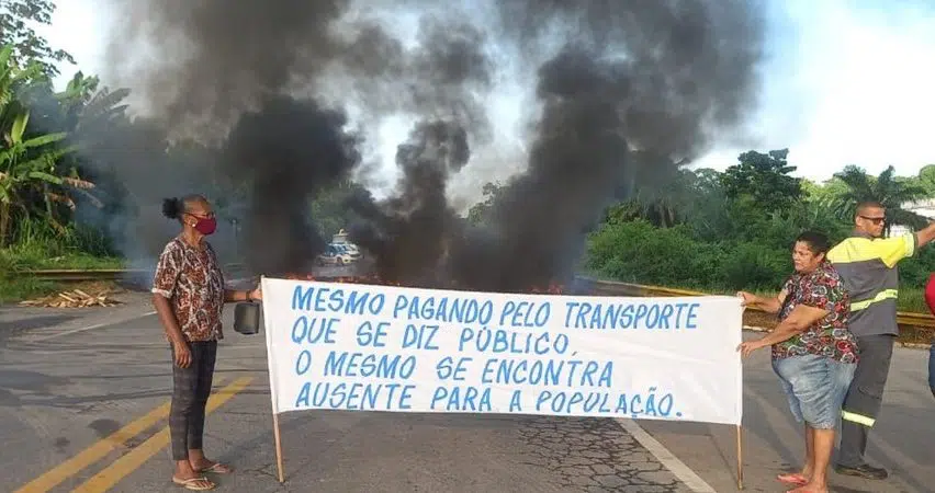 Moradores de Simões Filho voltam a protestar contra retirada de ônibus intermunicipais
