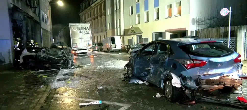 Motorista de caminhão embriagado destrói 31 carros, prédio pega fogo e pessoas ficam feridas