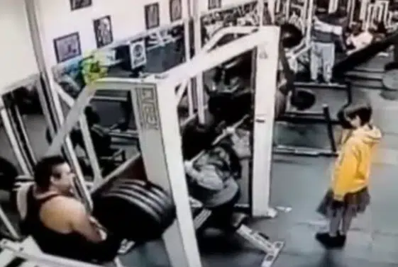 Mulher morre esmagada ao tentar levantar quase 200 kg em academia na frente da filha pequena