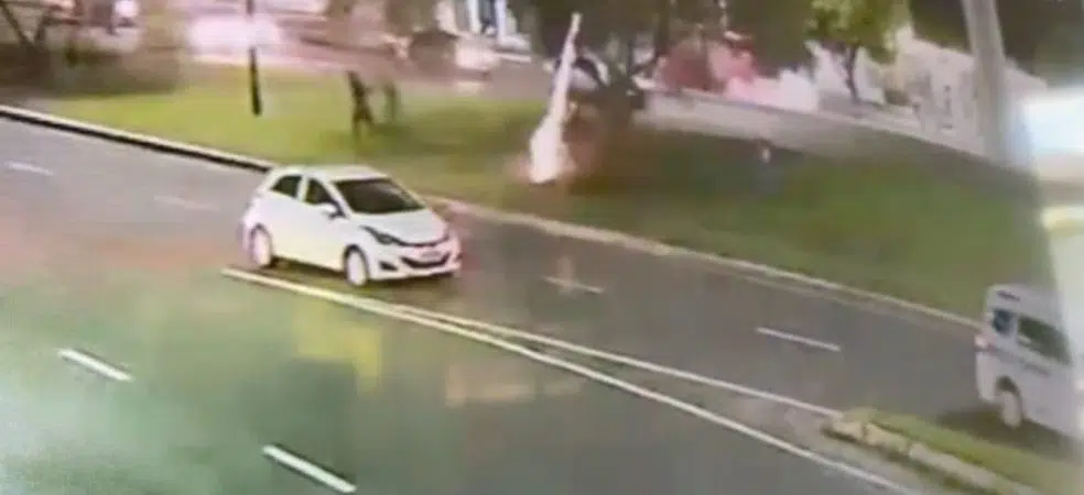 Vídeo: Câmeras de segurança registram momento do atentado contra ônibus do Bahia