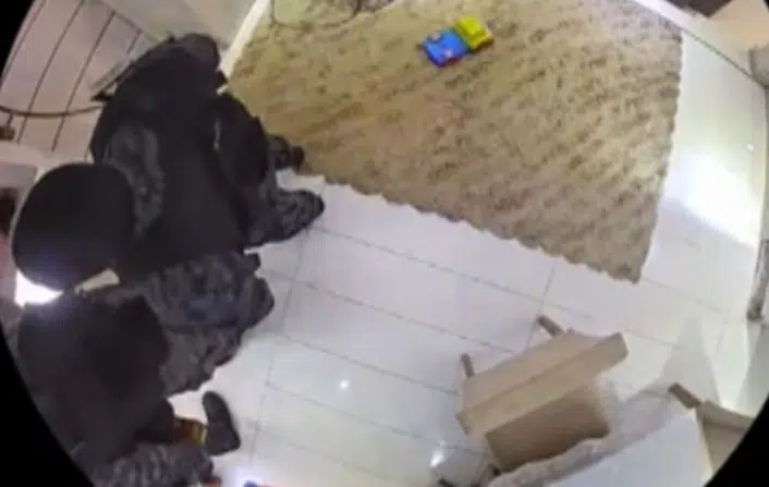 Vídeo: morador filma policiais militares furtando objetos de sua casa